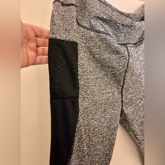 🆕Women’s plus grey leggings with pockets size 3X - Picture 7 of 13